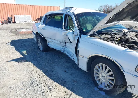 2004 Lincoln Town Car Signature из США, поврежденный, VIN 1LNHM81W74Y623806